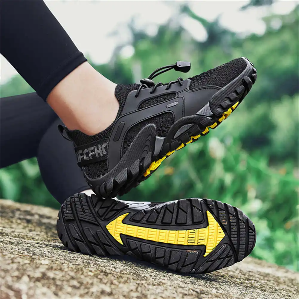 Streetwear Brand Name Ideas - Botas de senderismo de verano para
